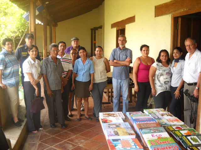 fotos entregas de libros a biblioteca 006